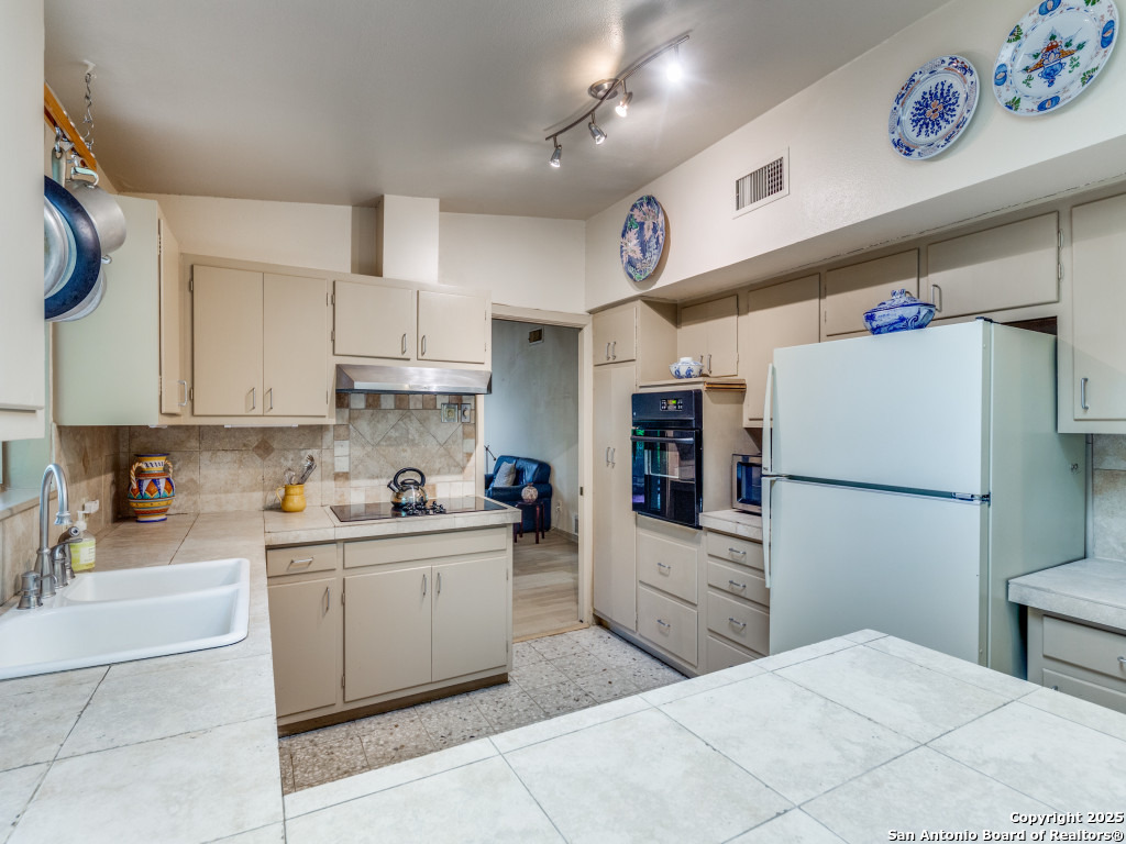 104 Coventry Ln.