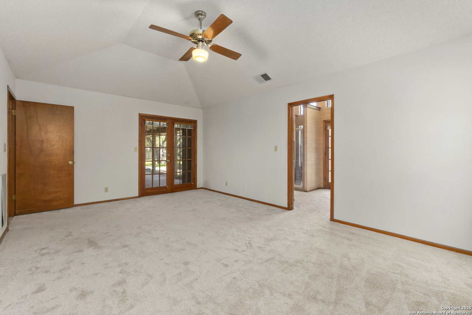 19507 Encino Gap