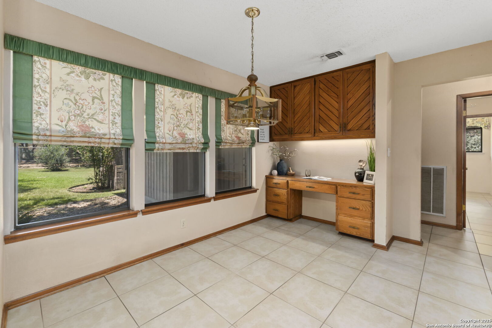 19507 Encino Gap