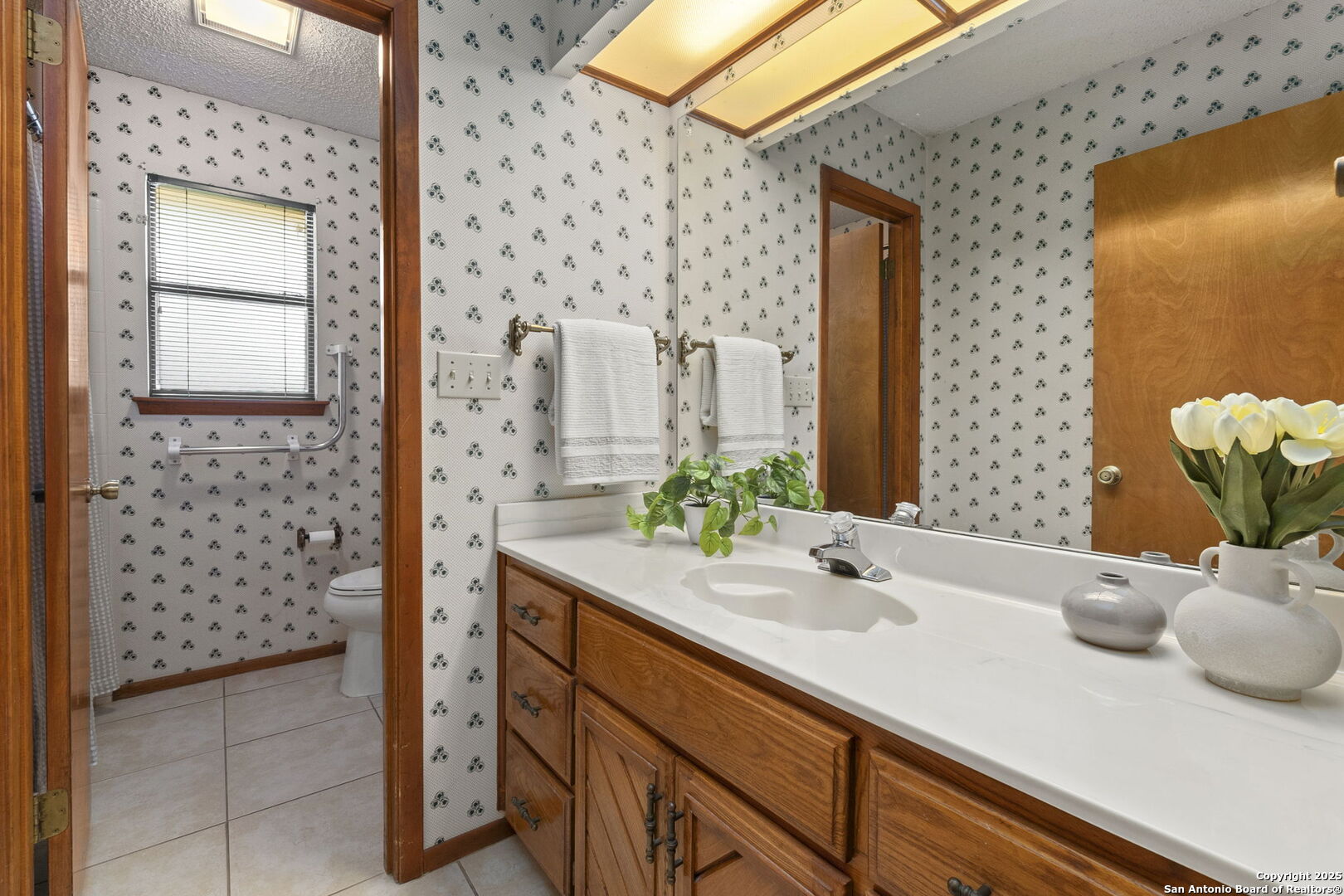 19507 Encino Gap