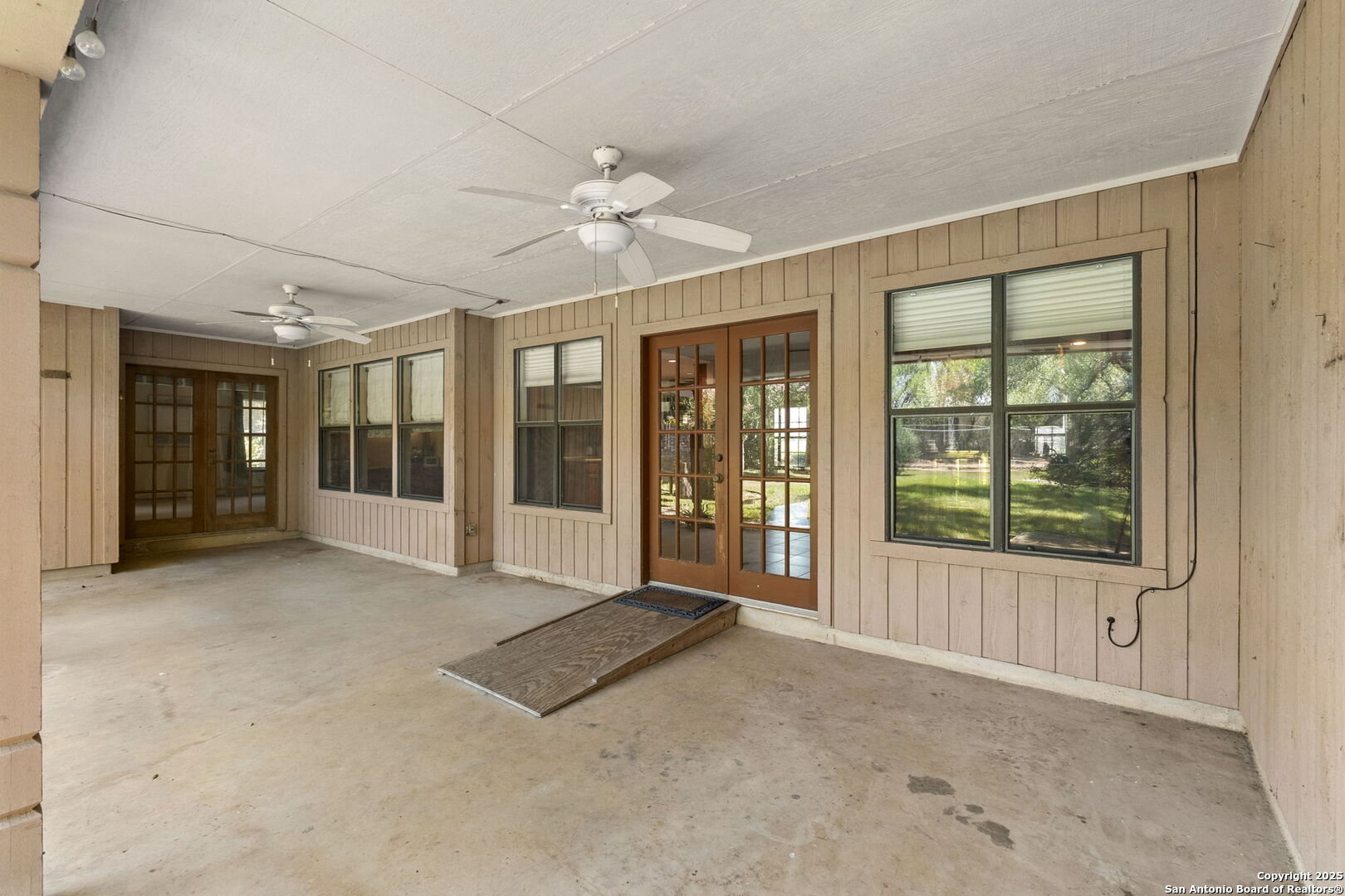 19507 Encino Gap