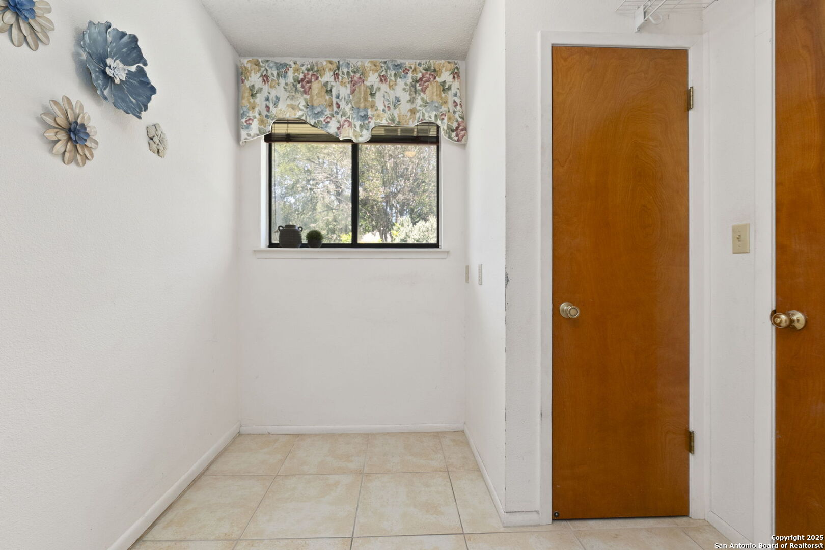 19507 Encino Gap