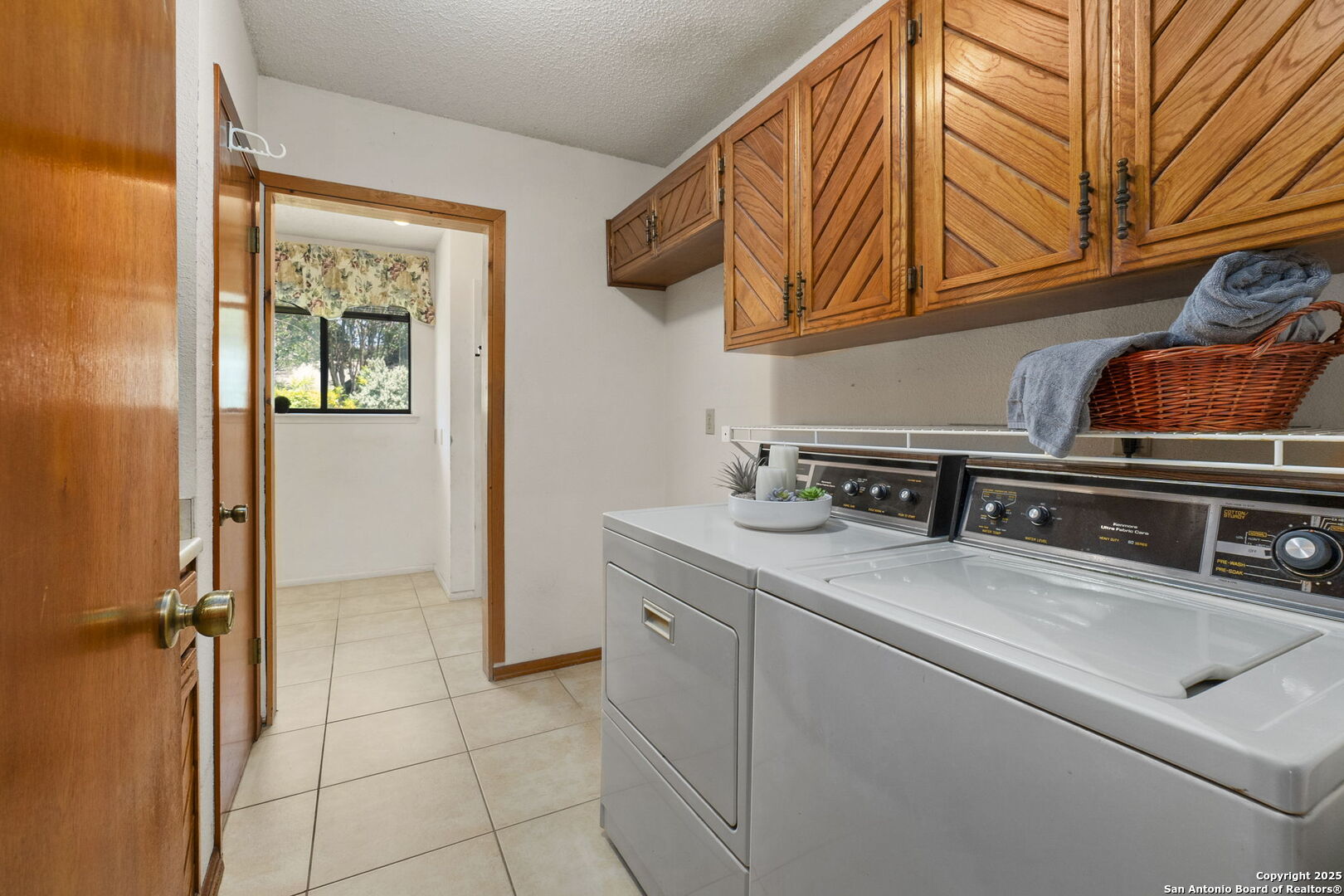 19507 Encino Gap