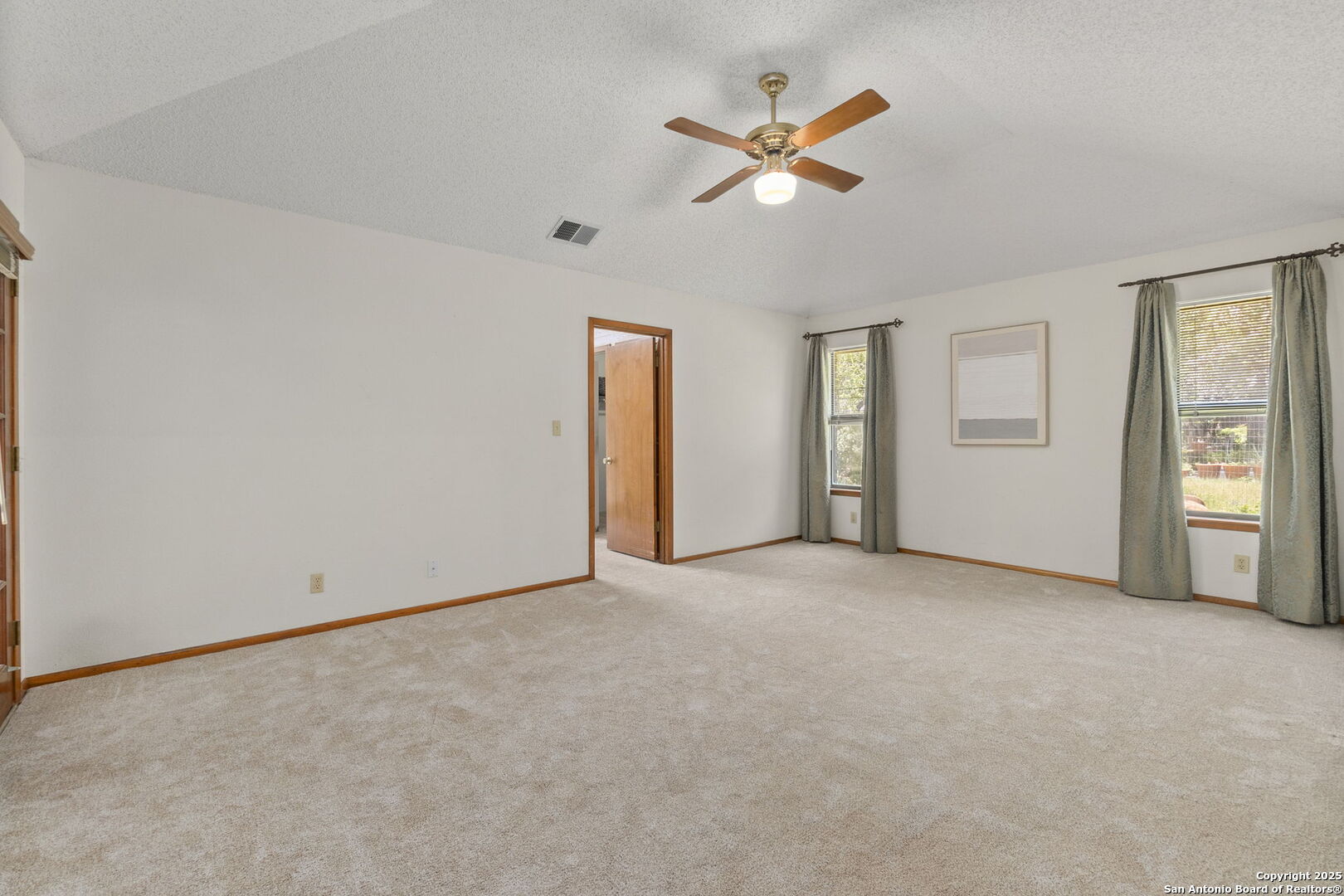 19507 Encino Gap