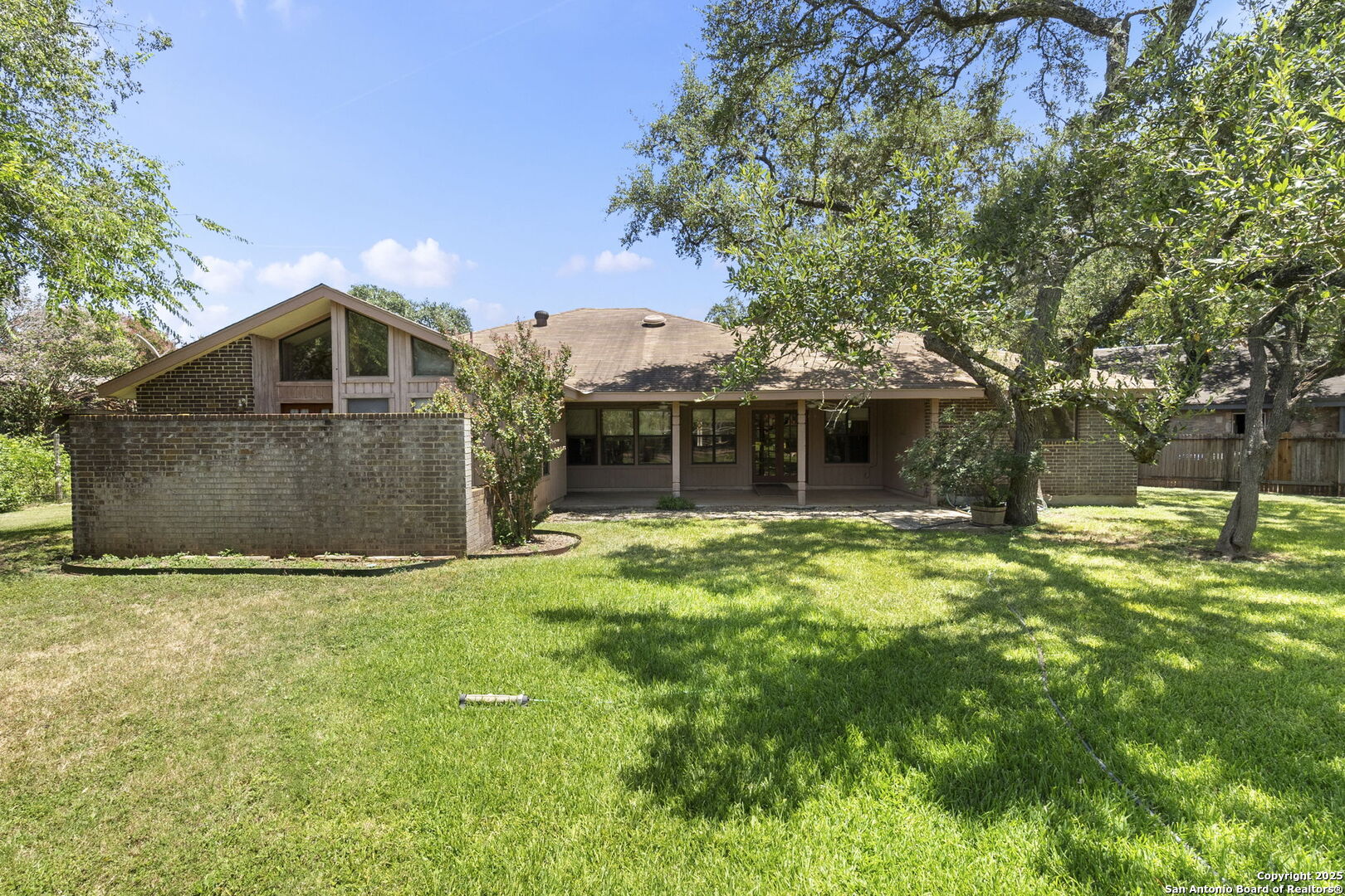 19507 Encino Gap