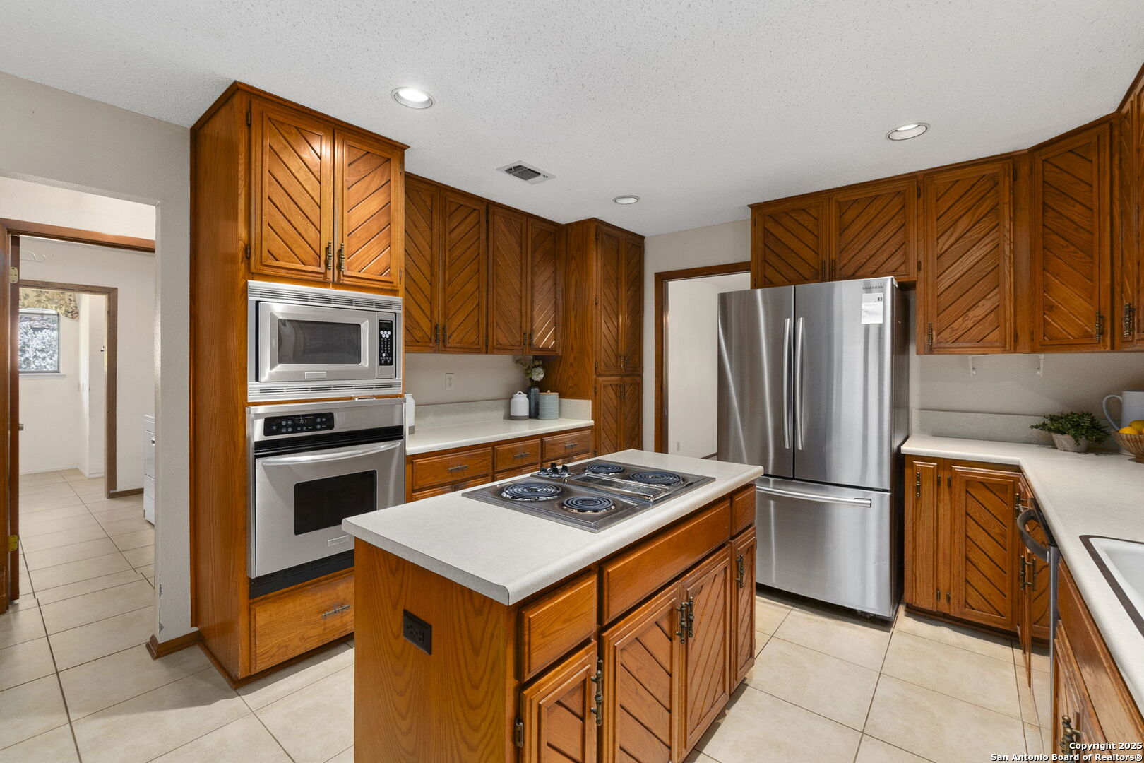 19507 Encino Gap