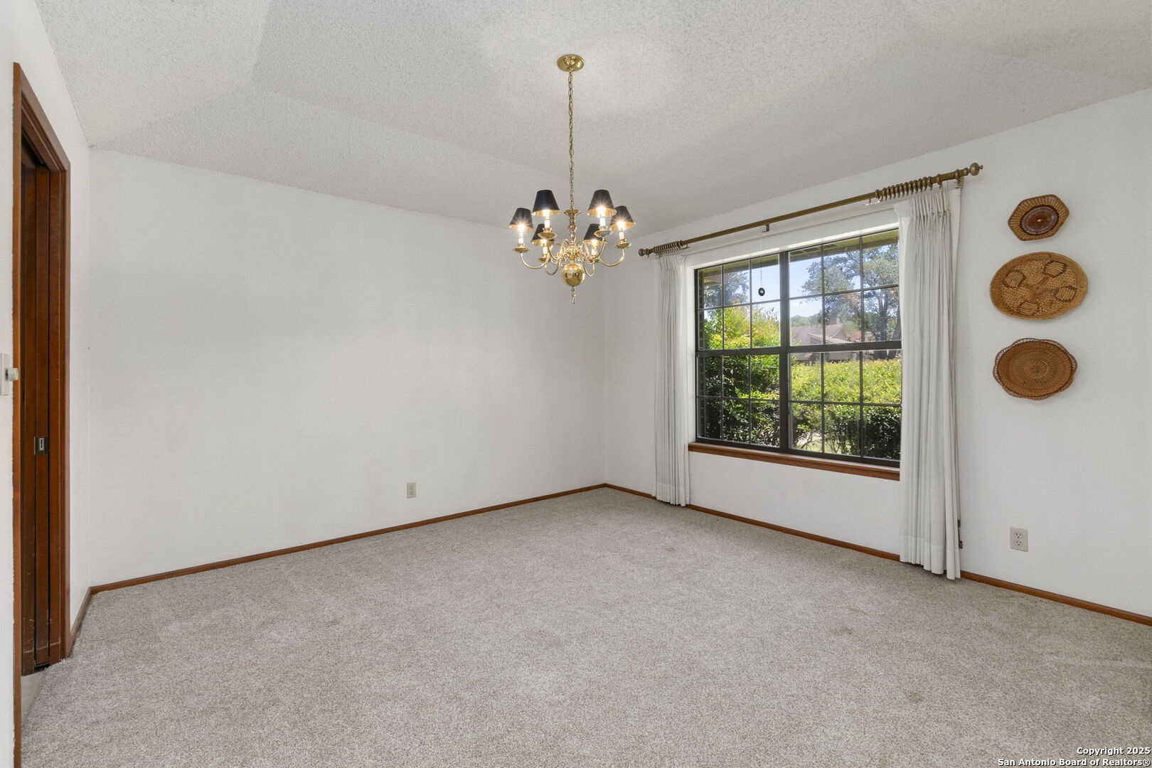 19507 Encino Gap