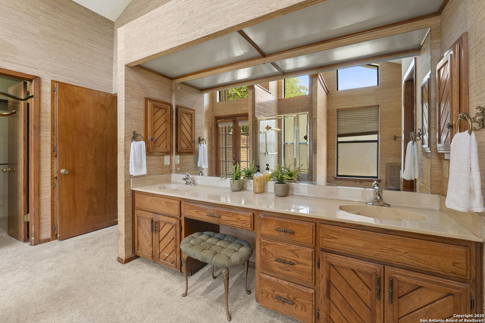 19507 Encino Gap