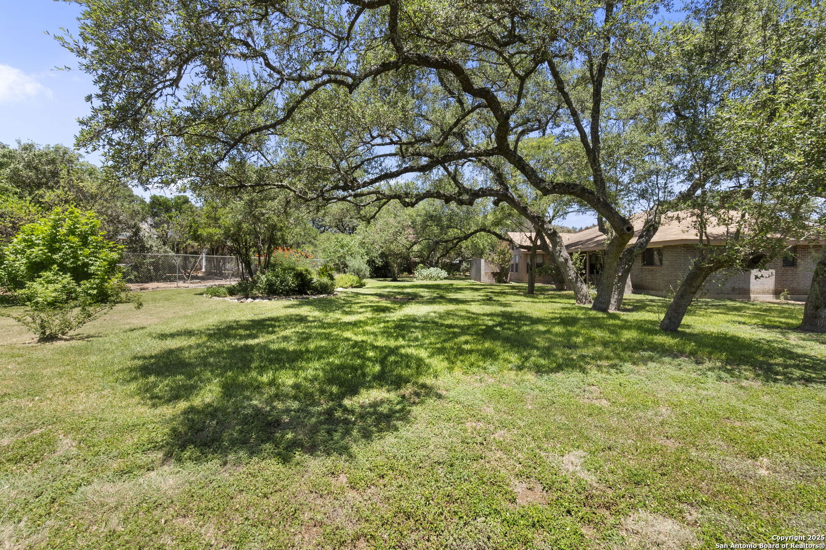 19507 Encino Gap