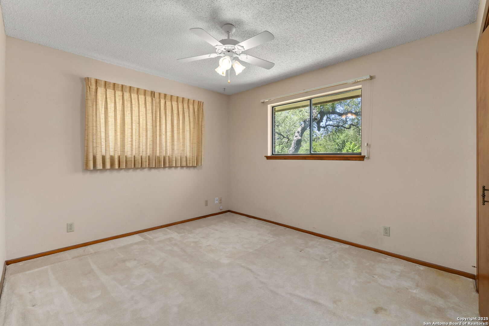 19507 Encino Gap