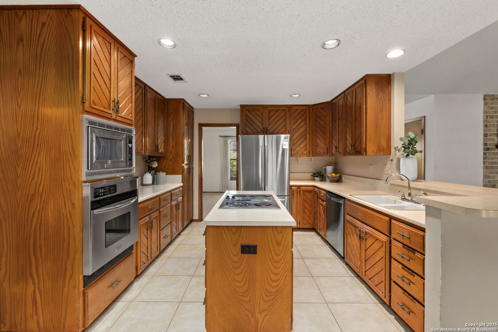 19507 Encino Gap
