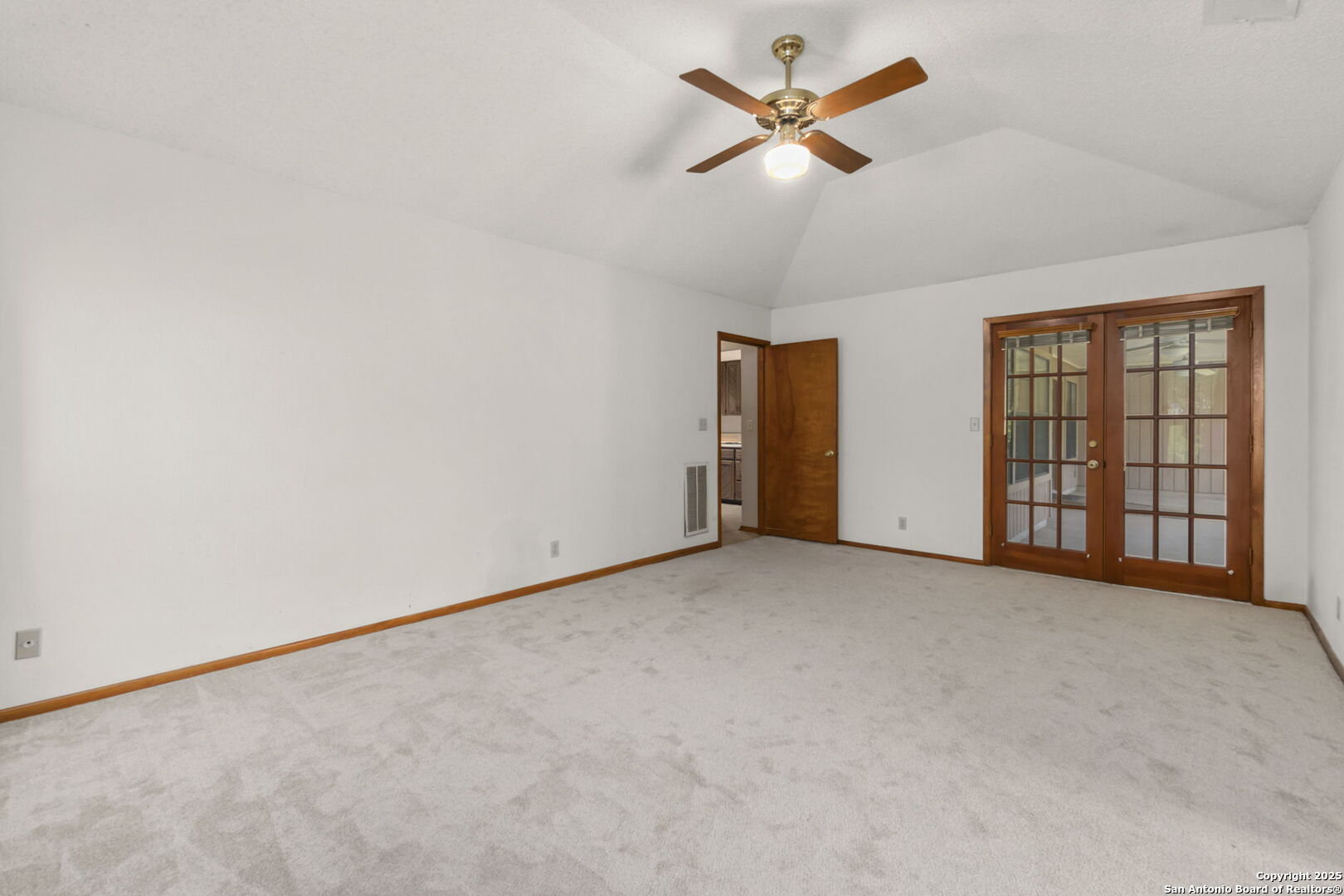 19507 Encino Gap