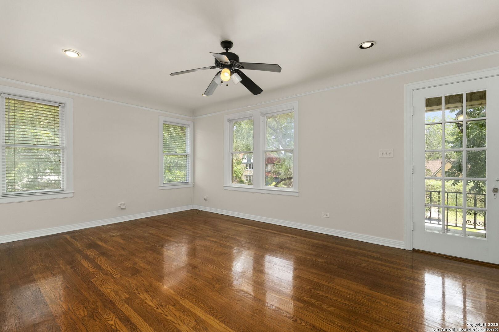 300 E Lullwood