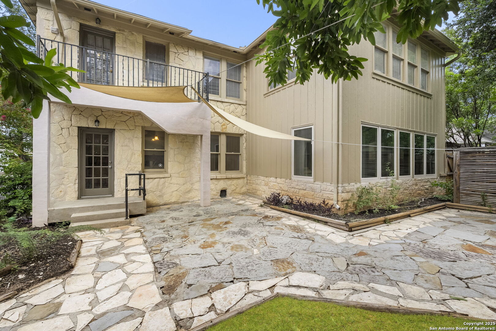 300 E Lullwood