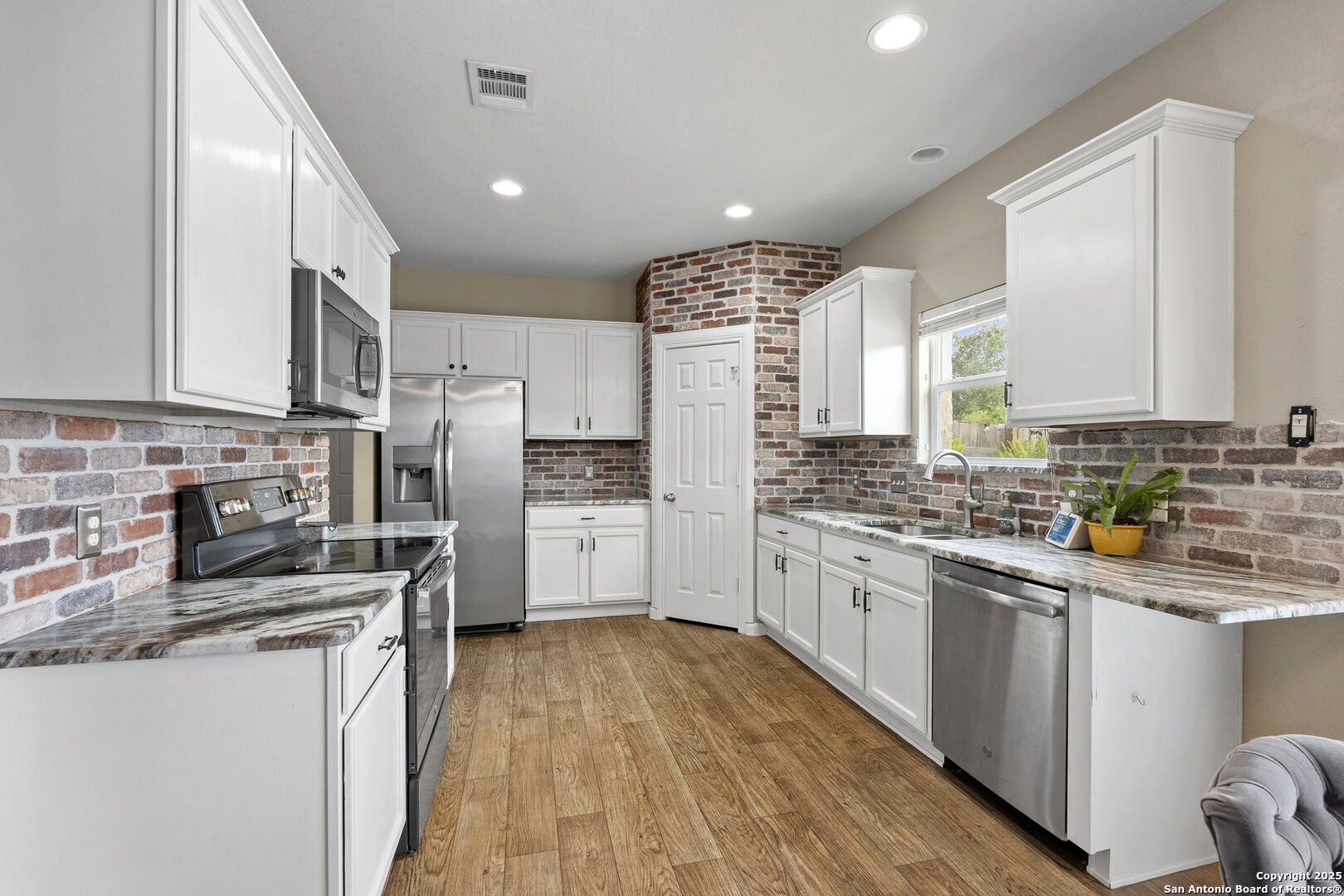 2105 Hazelwood