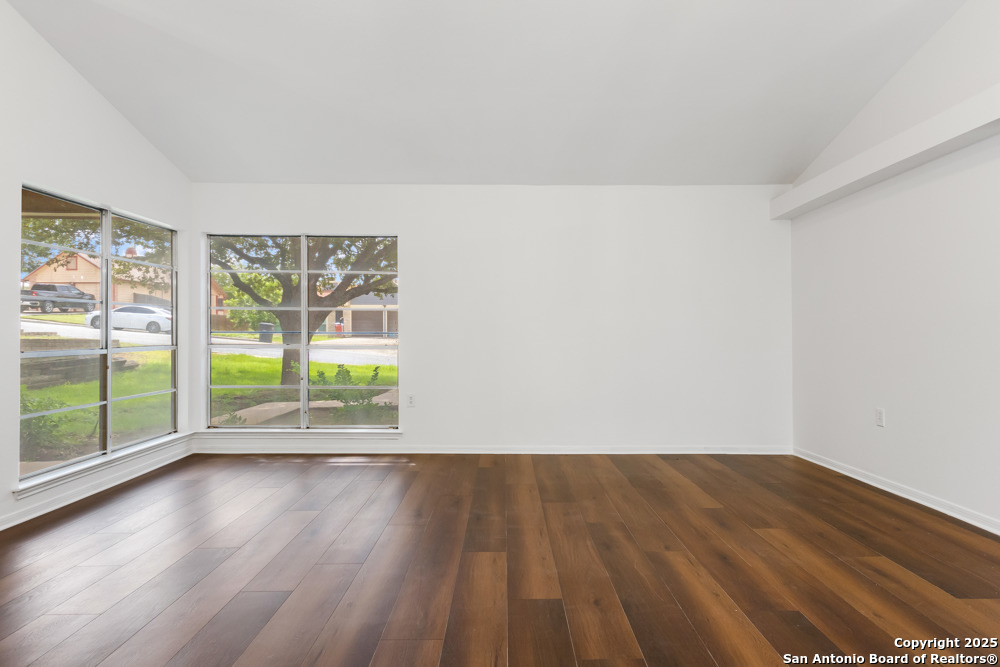 6827 Raintree Frst