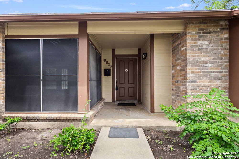 6827 Raintree Frst