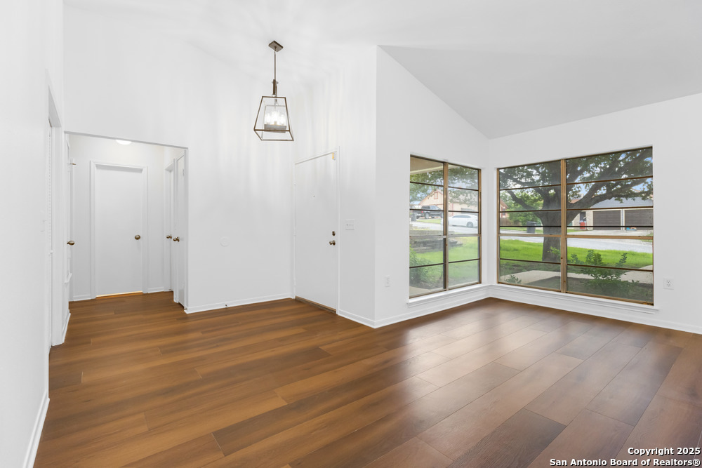 6827 Raintree Frst