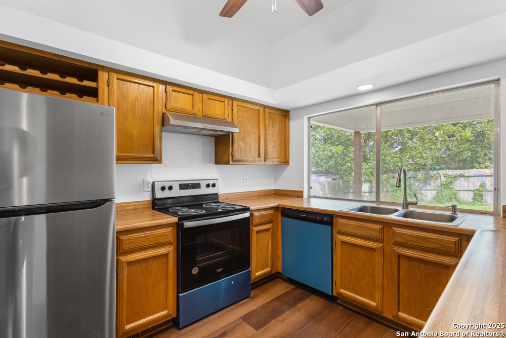 6827 Raintree Frst