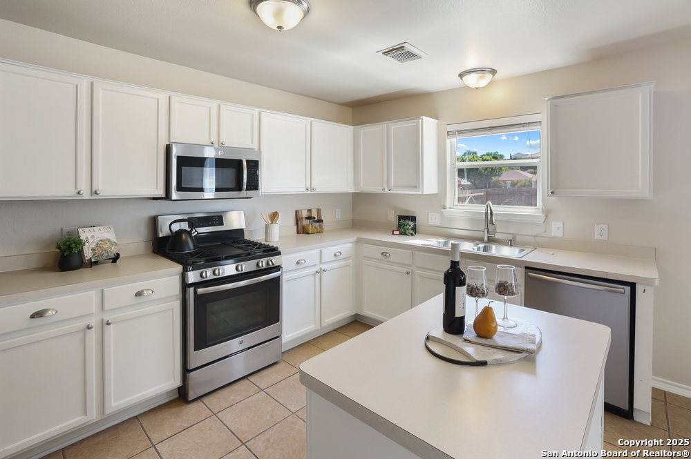15811 Beaufort Blvd