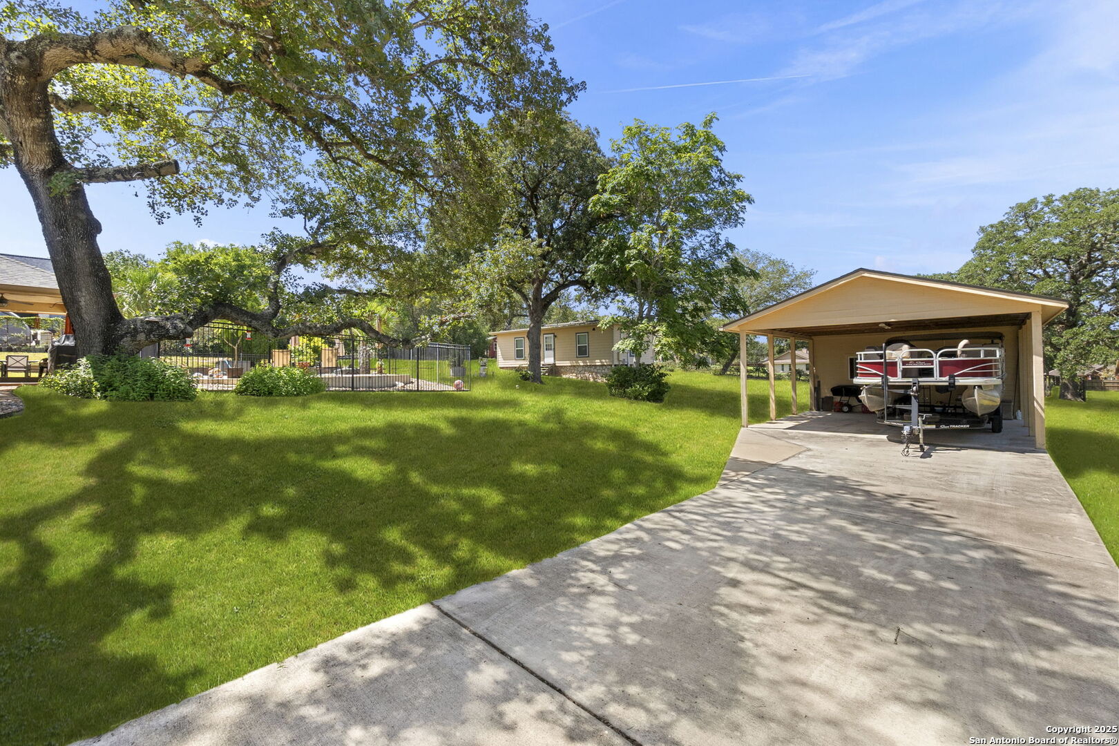 1233 Hillside Oaks Dr