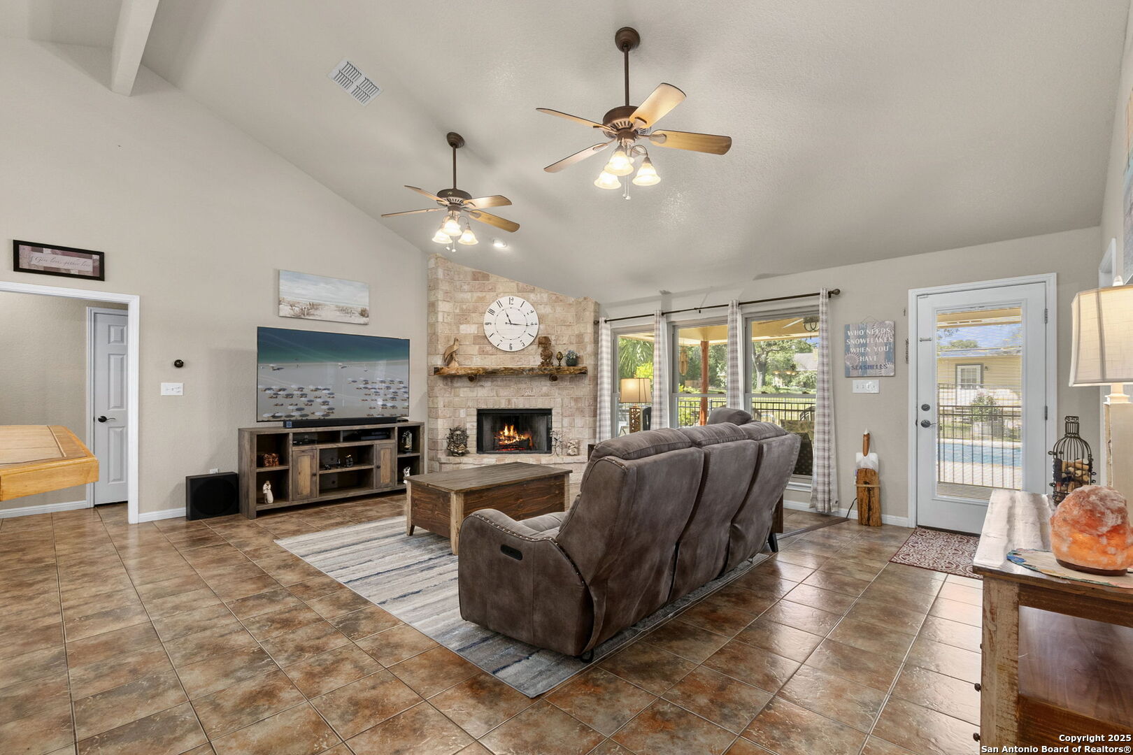 1233 Hillside Oaks Dr