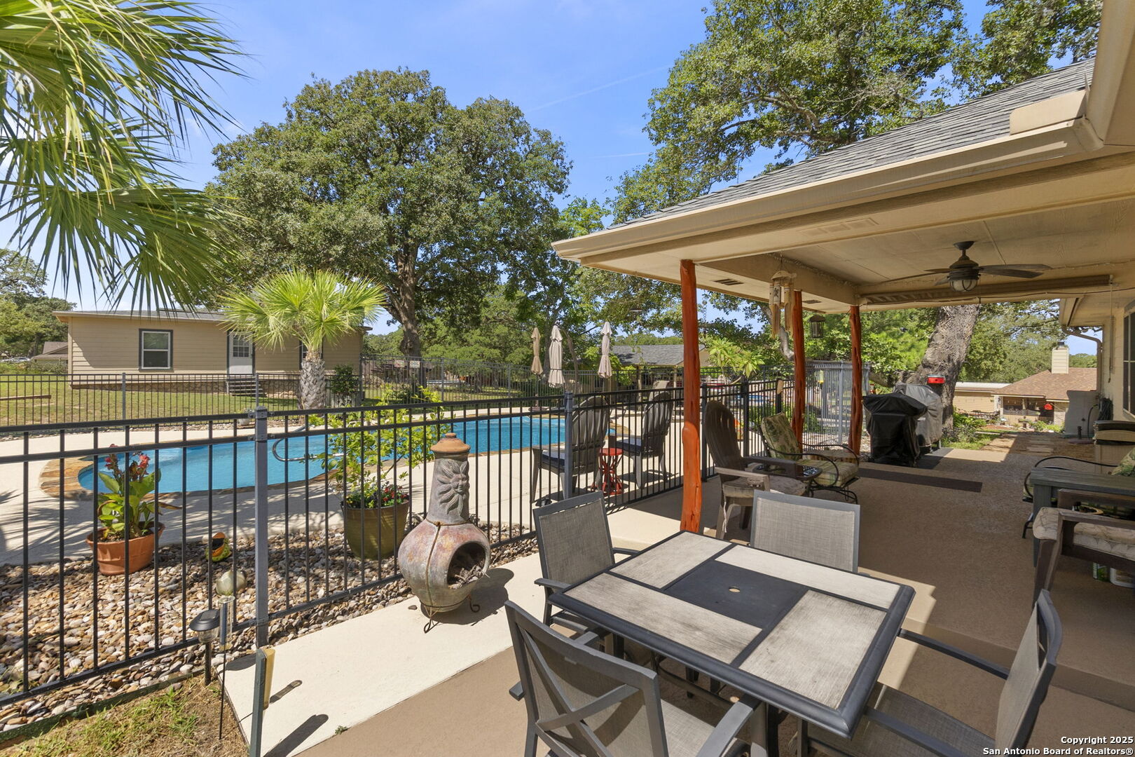 1233 Hillside Oaks Dr