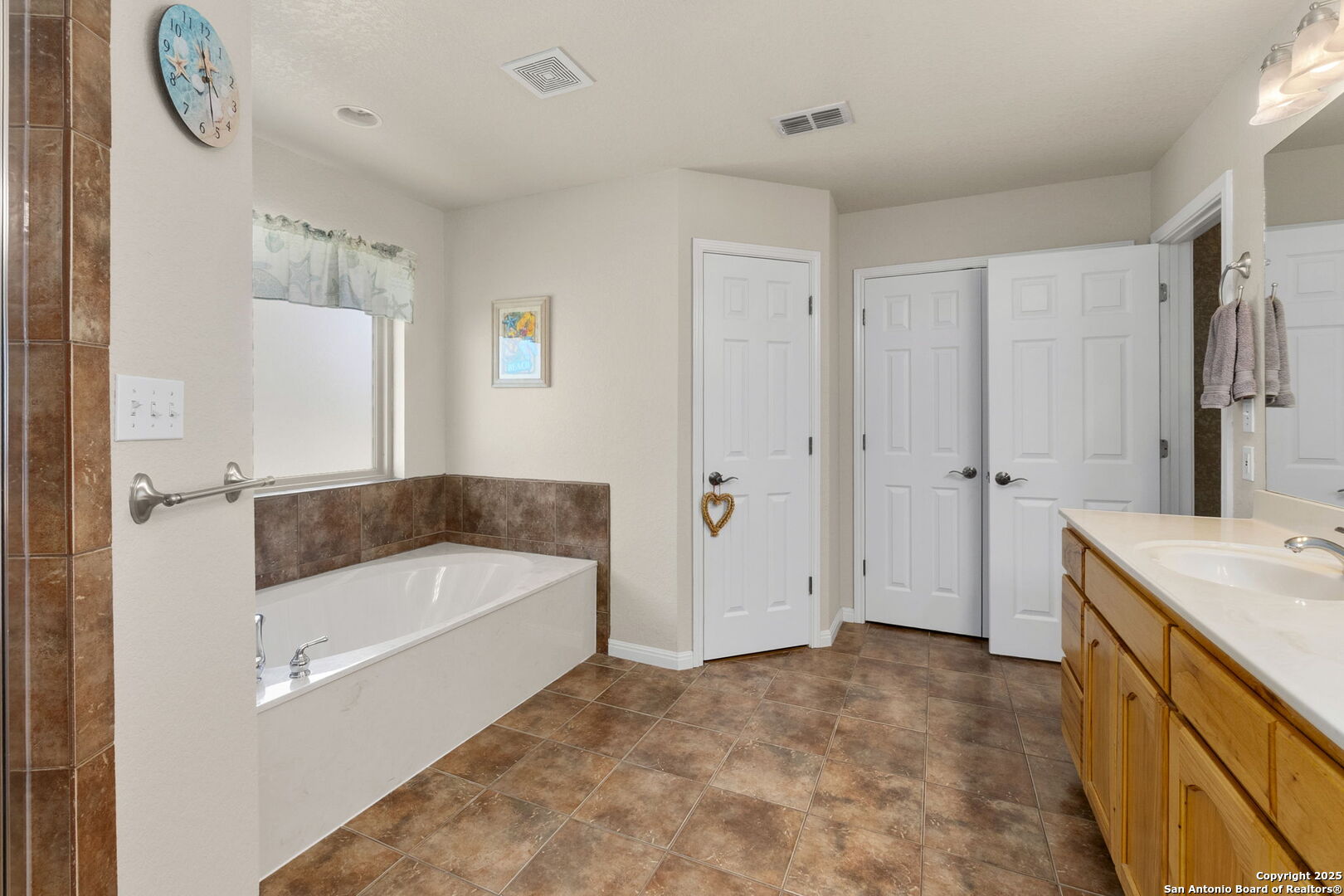 1233 Hillside Oaks Dr