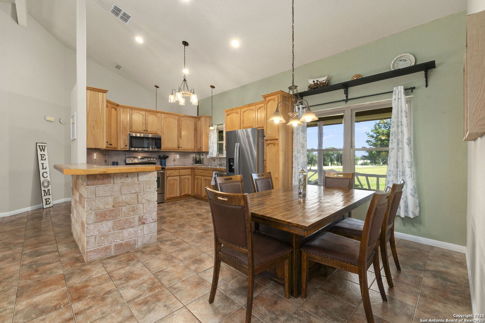 1233 Hillside Oaks Dr
