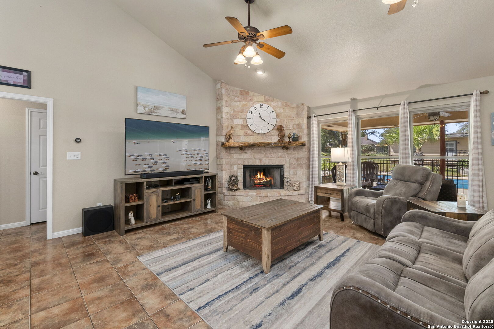 1233 Hillside Oaks Dr