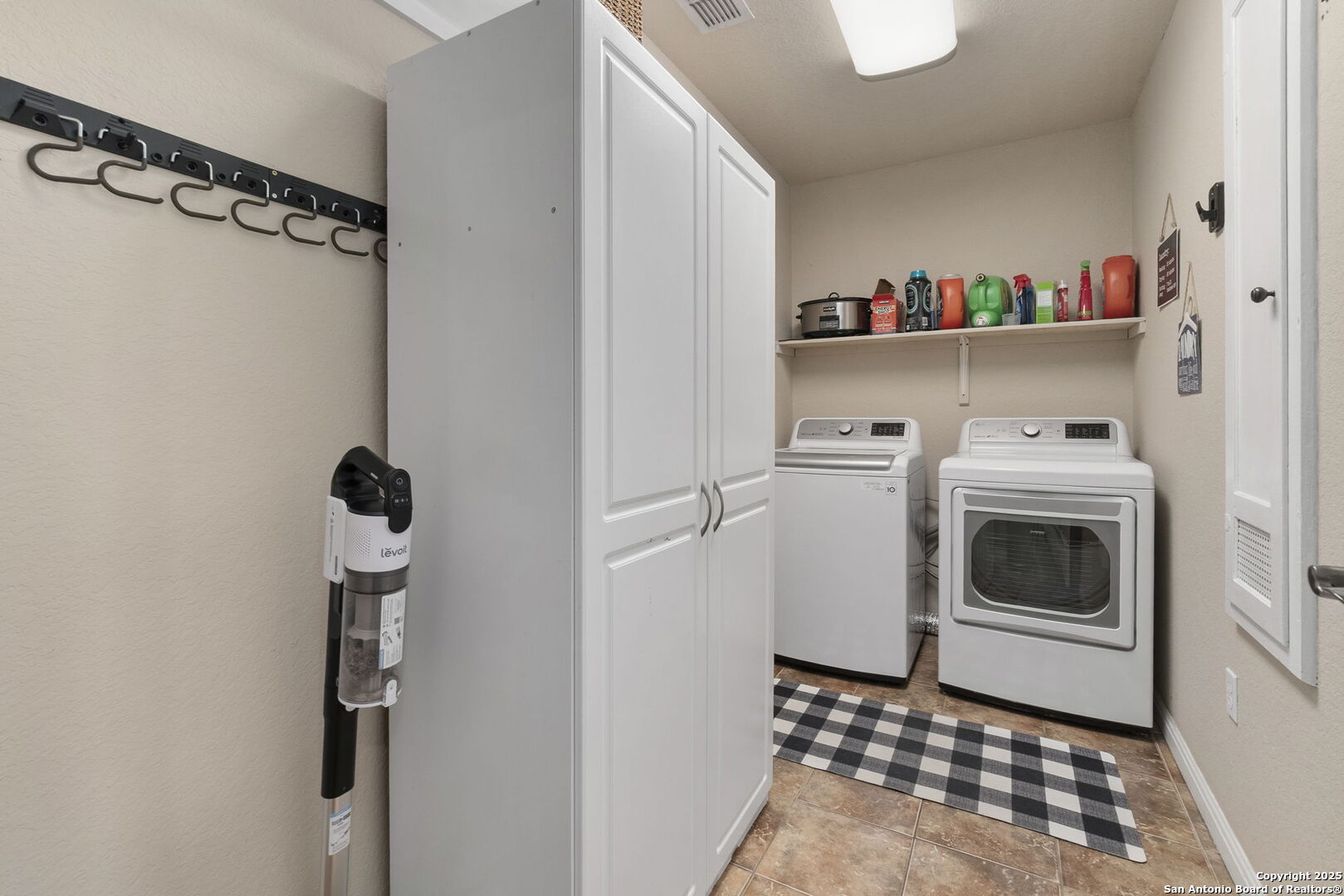 1233 Hillside Oaks Dr