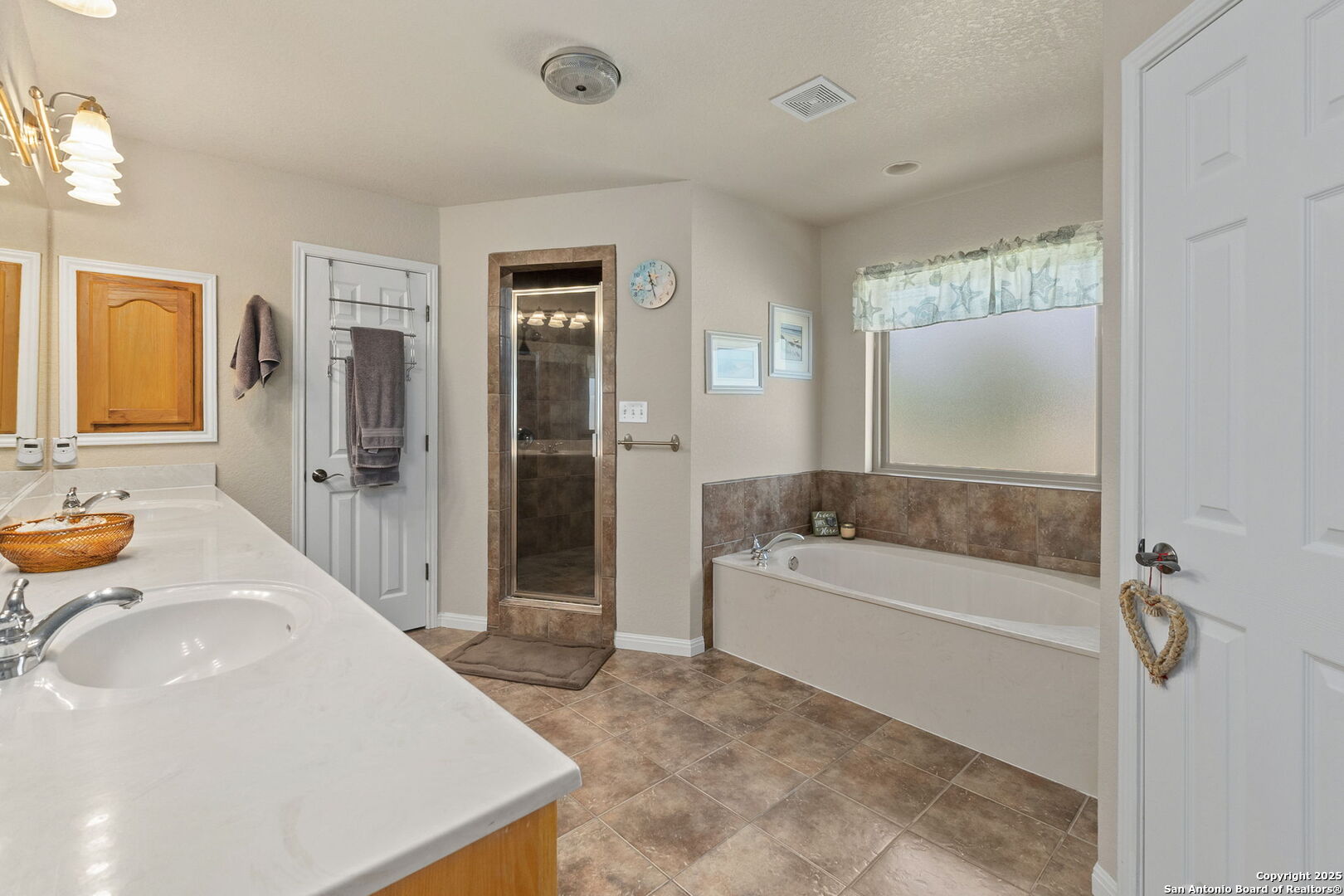 1233 Hillside Oaks Dr