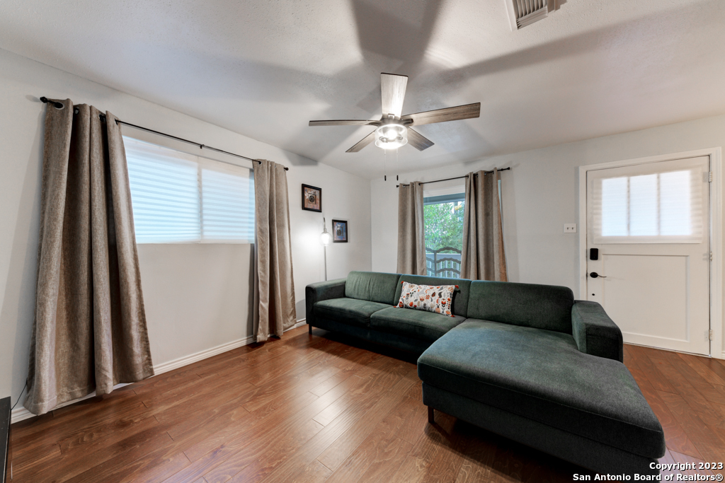 453 W MITCHELL ST