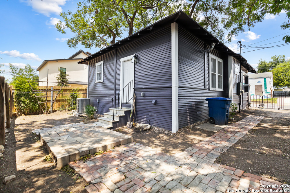 309 S Hackberry
