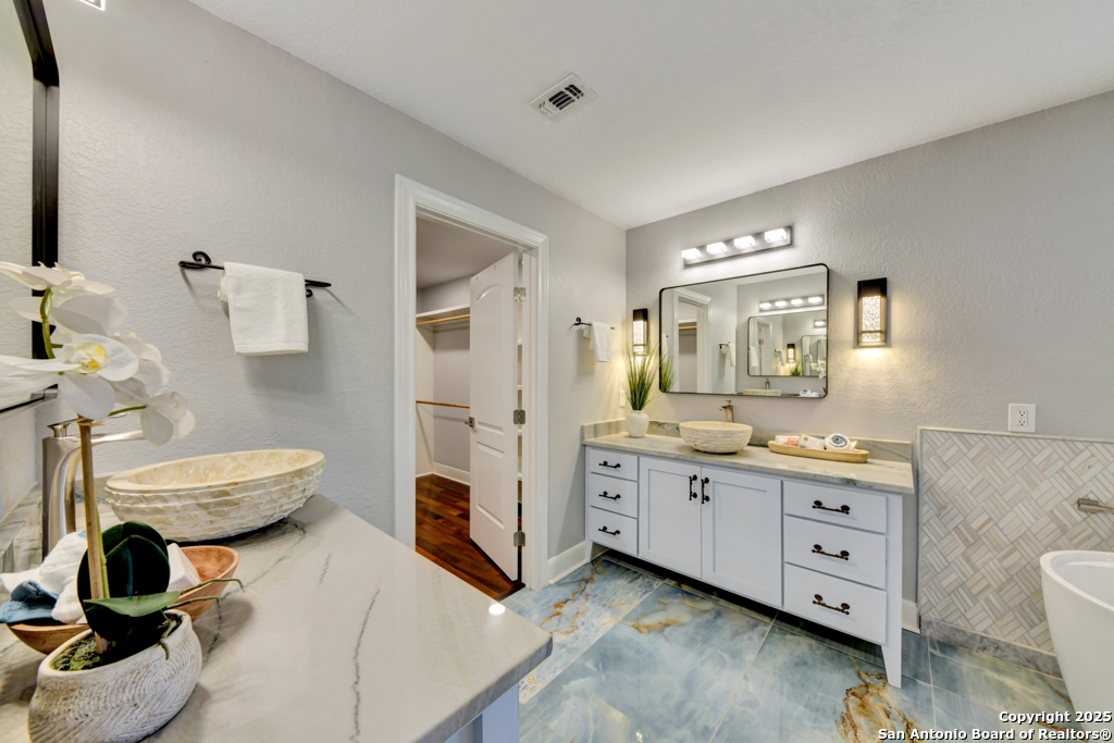 2437 River Way