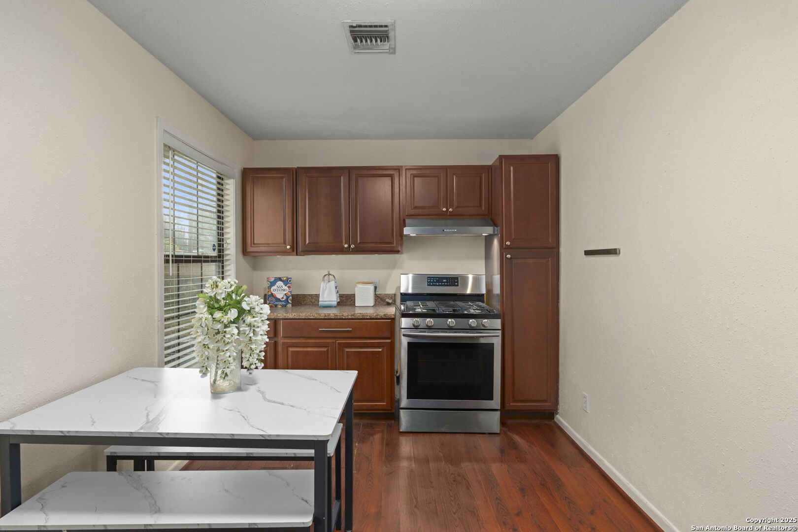 103 W Carmen Pl
