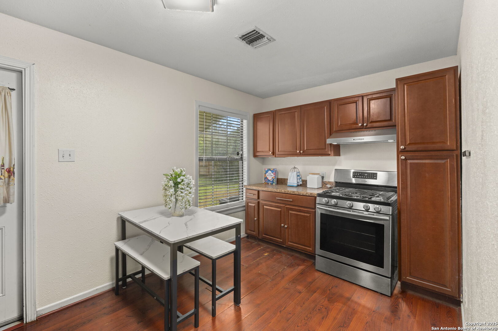 103 W Carmen Pl