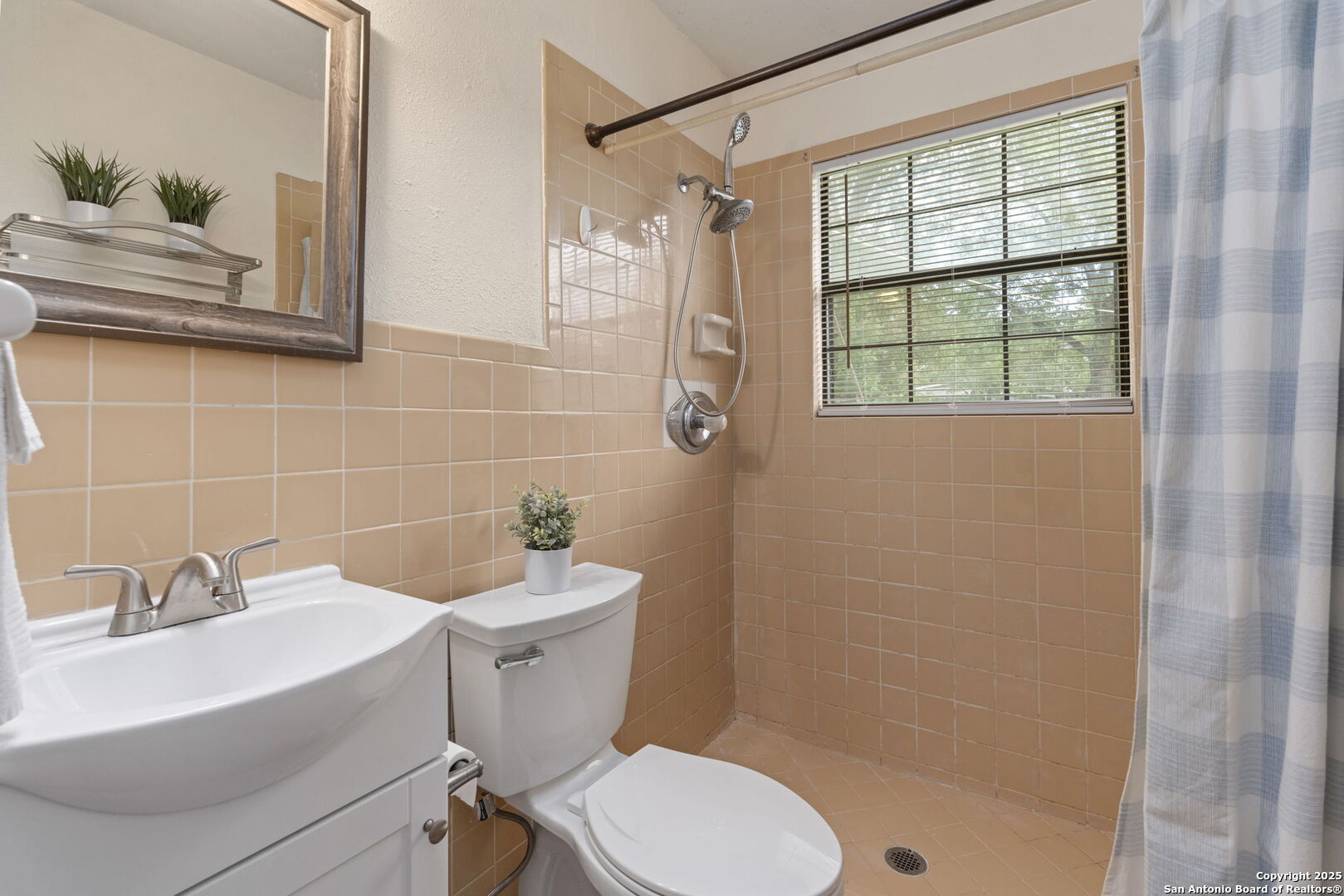 103 W Carmen Pl