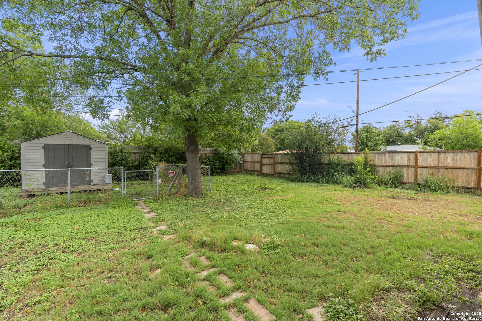 103 W Carmen Pl