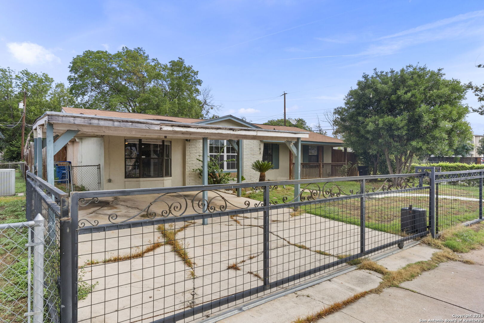 103 W Carmen Pl