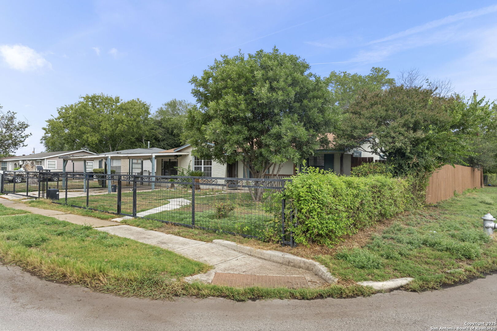 103 W Carmen Pl