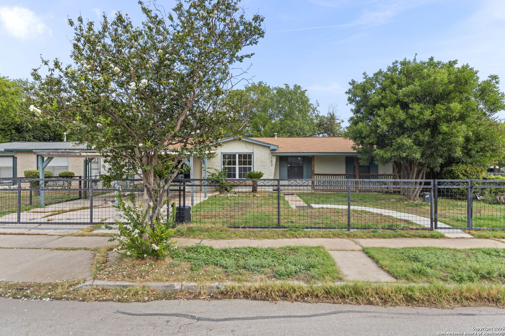 103 W Carmen Pl