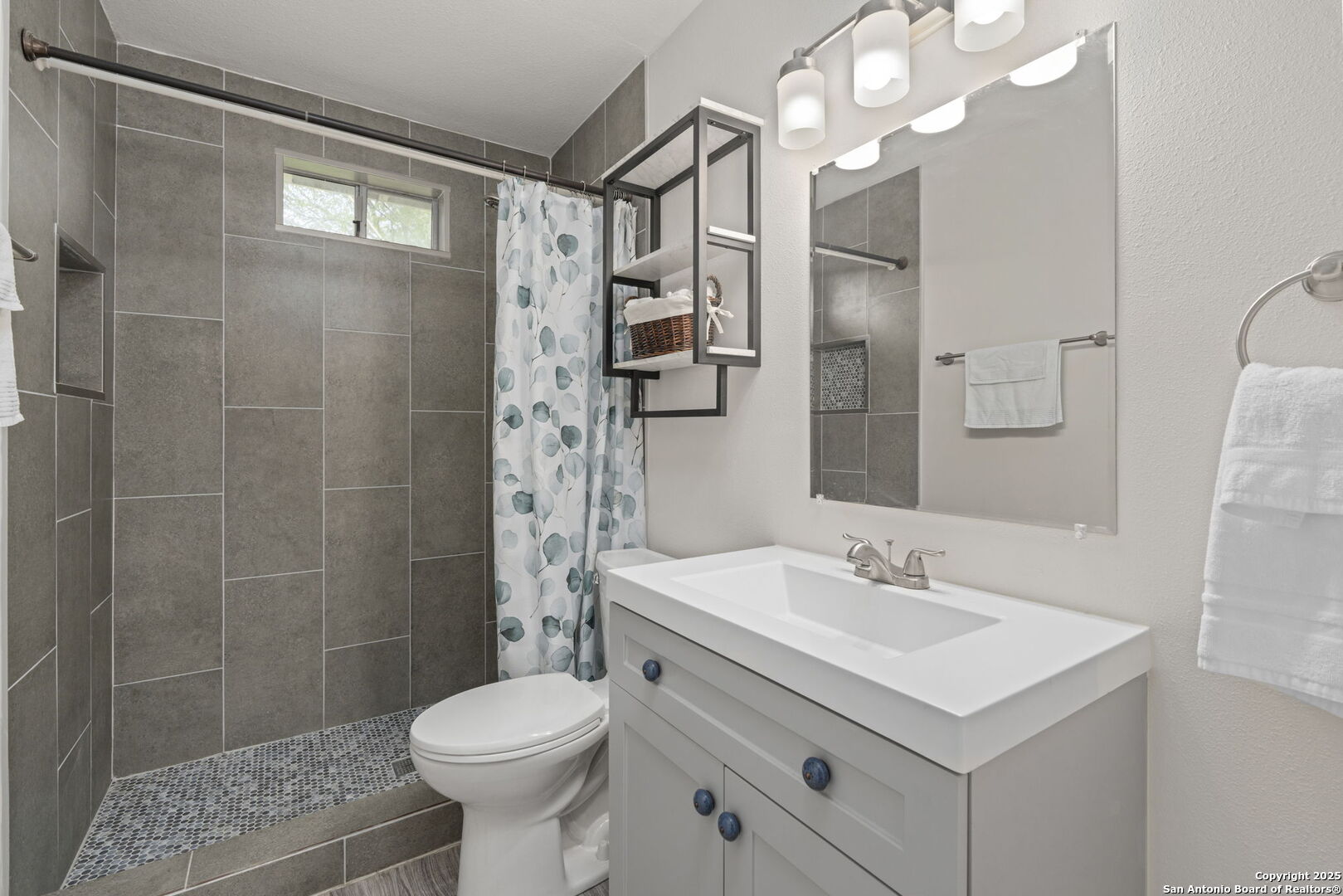 103 W Carmen Pl