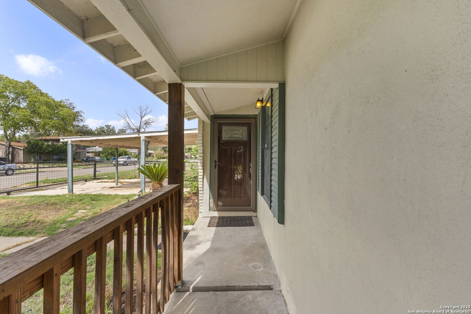 103 W Carmen Pl