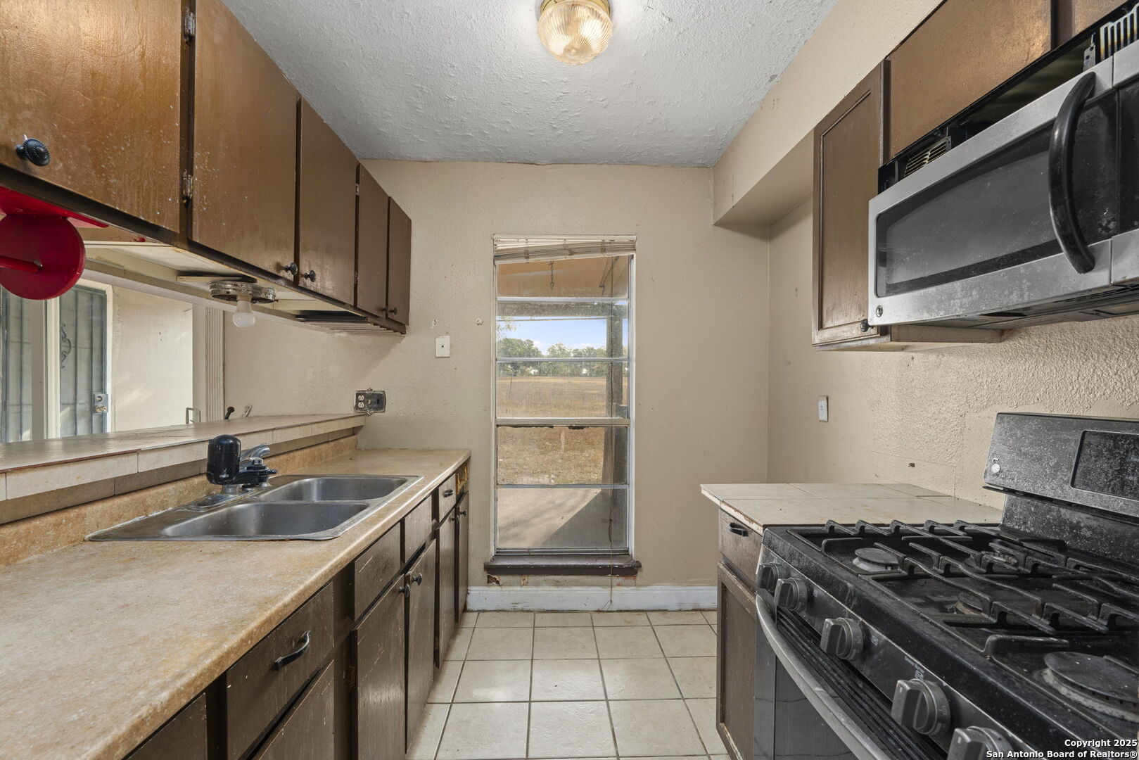 8806 Prairie Hill
