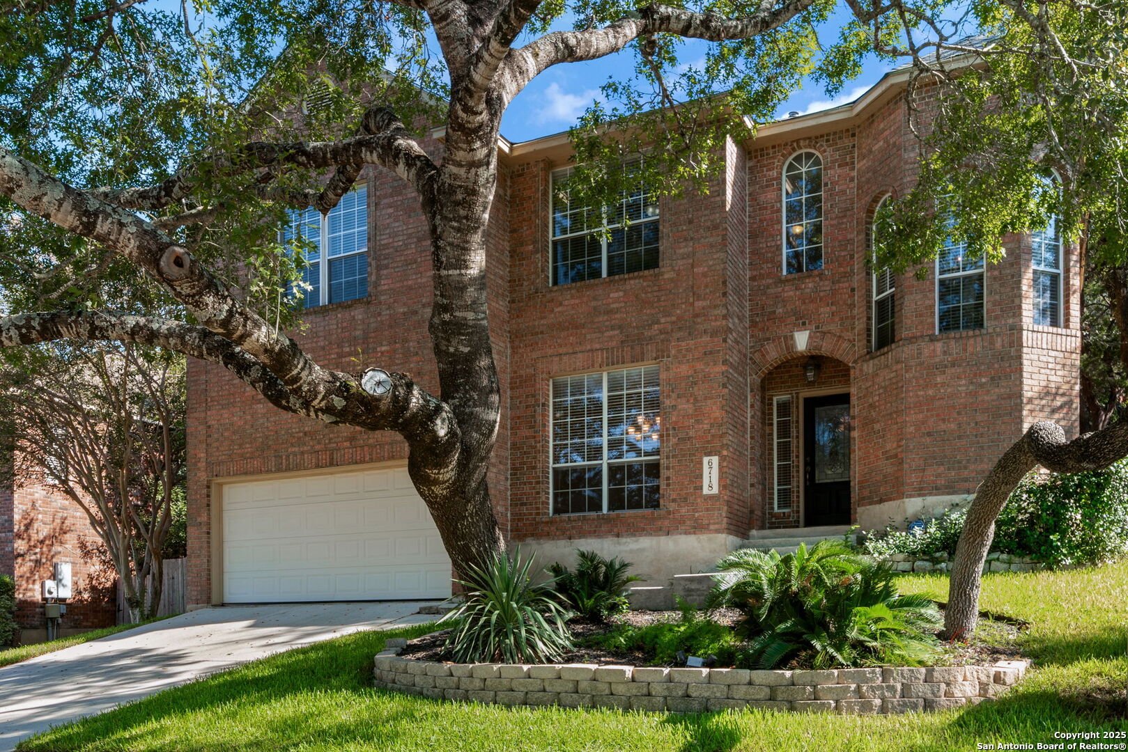 6718 Grove Creek