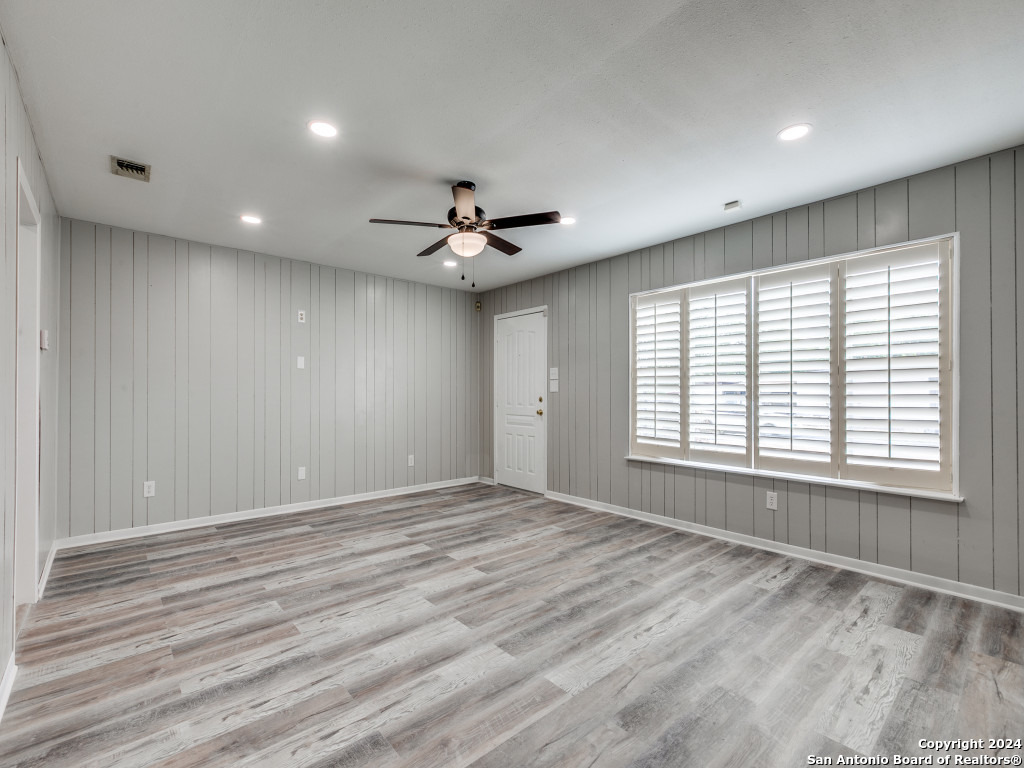 215 MIDLAND DR