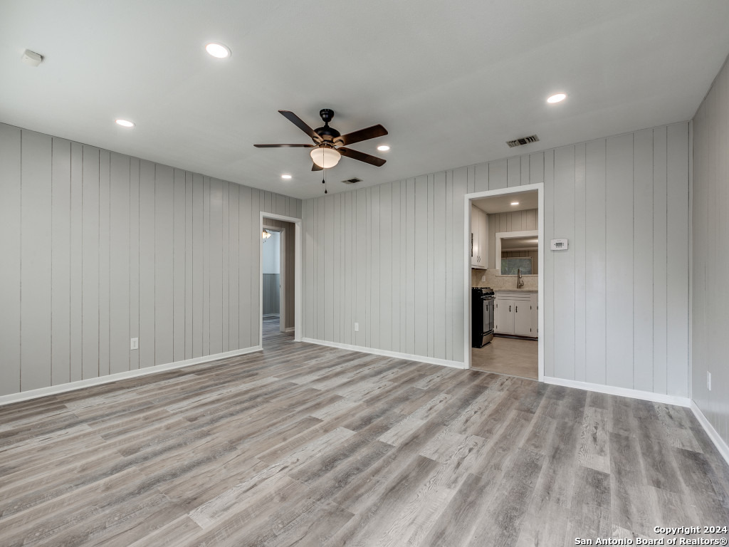 215 MIDLAND DR