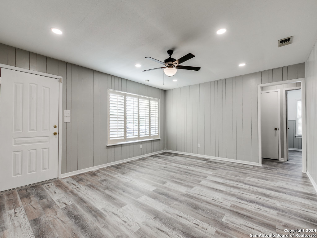 215 MIDLAND DR