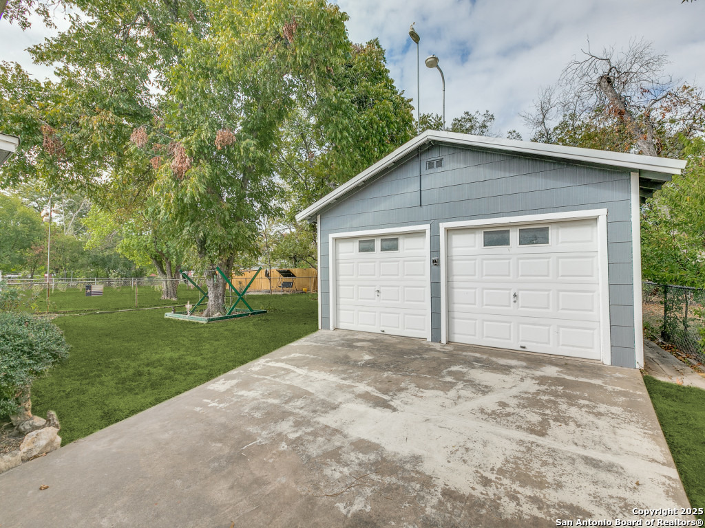 215 MIDLAND DR